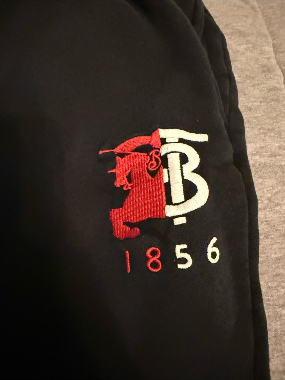 Burberry Sweatpants Black Red Embroidered Crest - Picture 2 of 4
